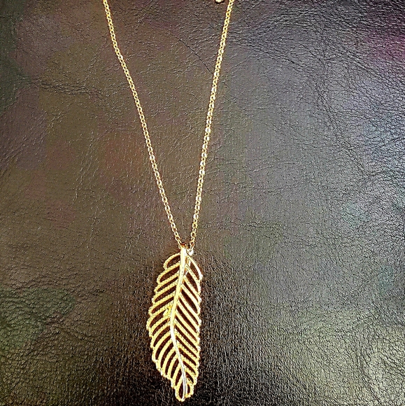 Fashion gold leaf shape necklace and earrings - Picture 3 of 4